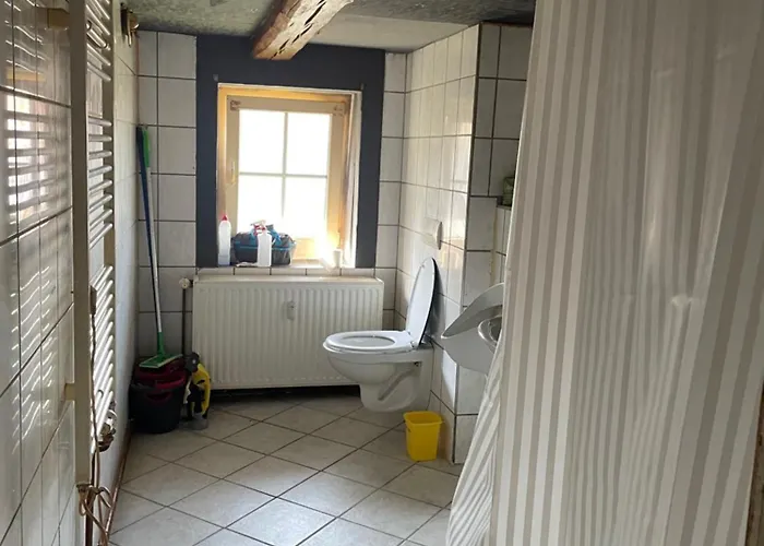 Schlafen Auf Dem Pferdehof Einfach Gehalten Mit Kuehlschrank Farma